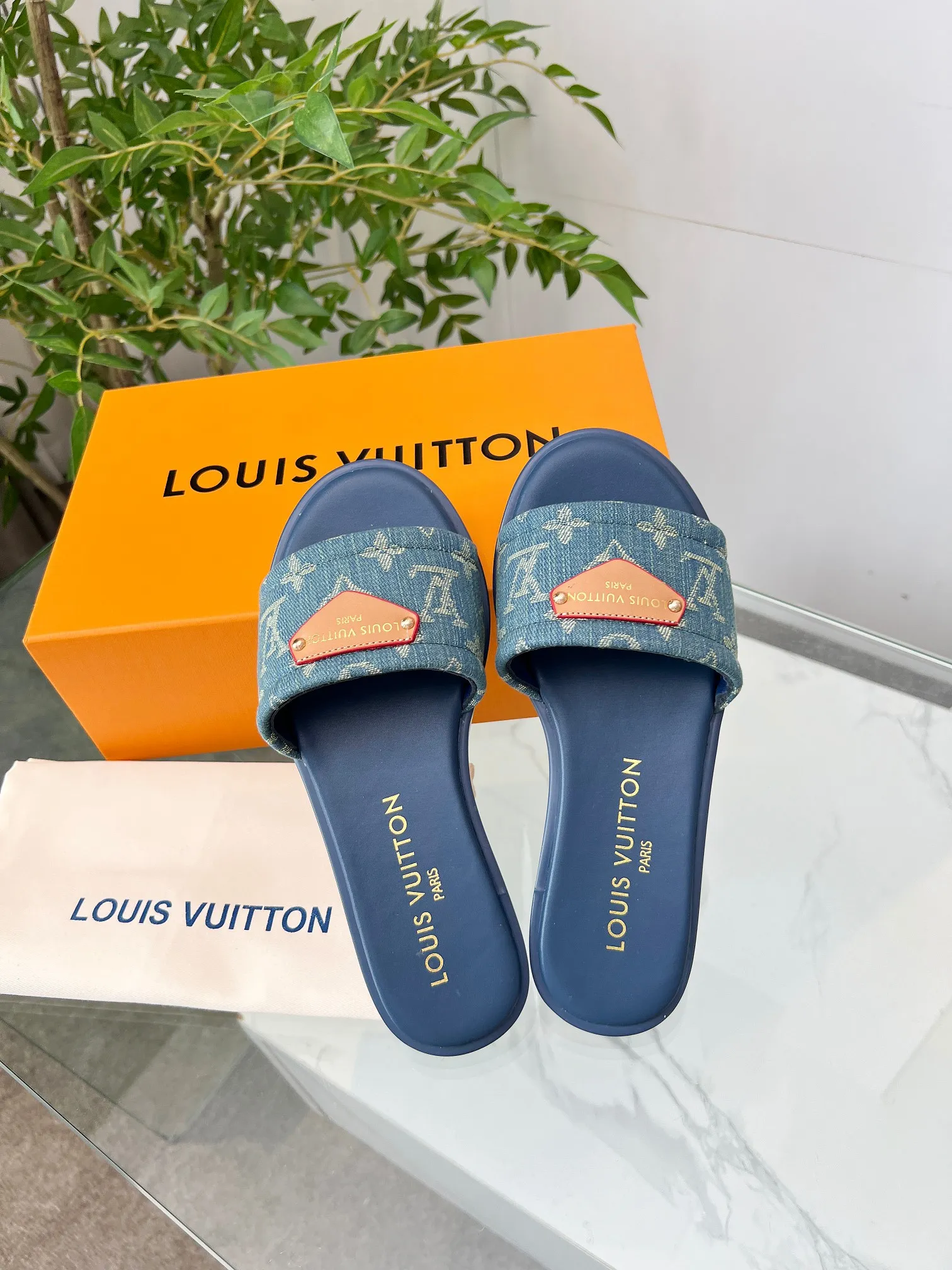 👟👟Ex-factory price 320👟👟 Genuine leather sole +40 Louis Vuitton, 1:1 advanced customization upper, fabric: customized LV special fabric, lining: sheepskin, original molding hardware, code number: 35-42, order with pictures, welcome to send pictures to place an order,